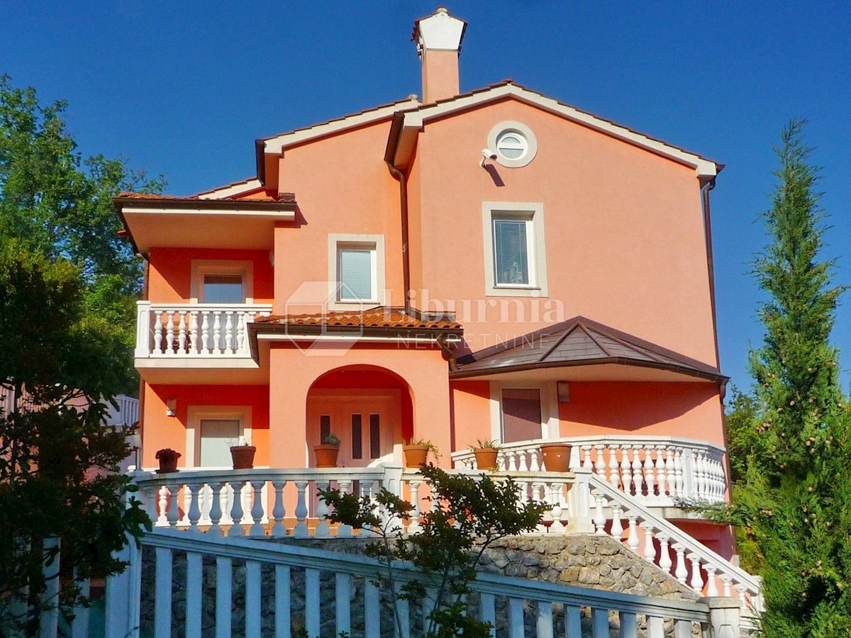 Opatija. Luksuzna vila z bazenom, garažo in pogledom na morje.