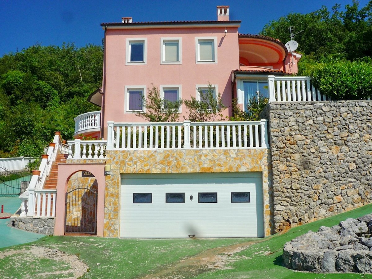 Opatija. Luksuzna vila z bazenom, garažo in pogledom na morje.