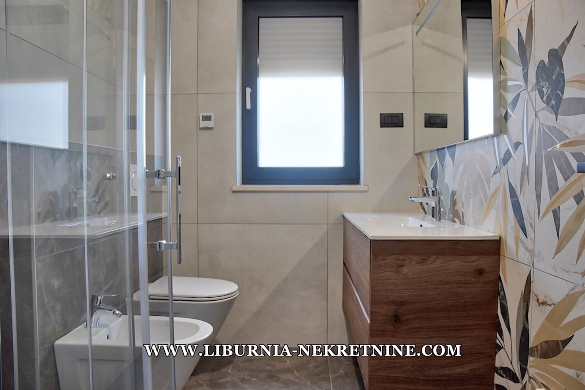 Istra, Poreč. Ekskluziven penthouse s strešno teraso, garažo, dvigalom, odprtim pogledom na morje, 500 metrov od morja.