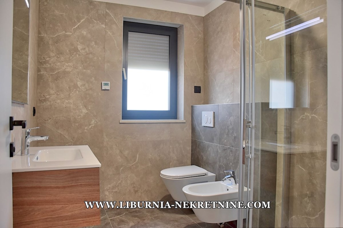 Istra, Poreč. Ekskluziven penthouse s strešno teraso, garažo, dvigalom, odprtim pogledom na morje, 500 metrov od morja.