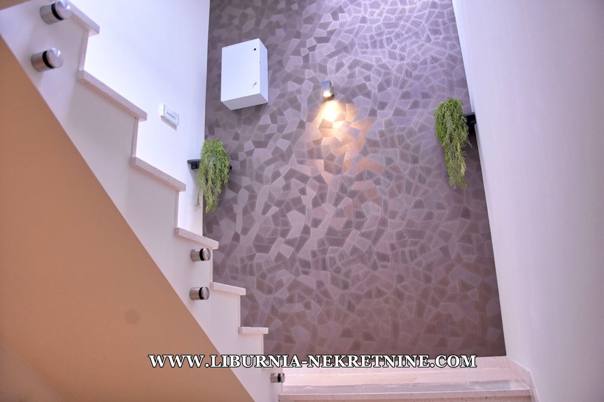 Istra, Poreč. Ekskluziven penthouse s strešno teraso, garažo, dvigalom, odprtim pogledom na morje, 500 metrov od morja.