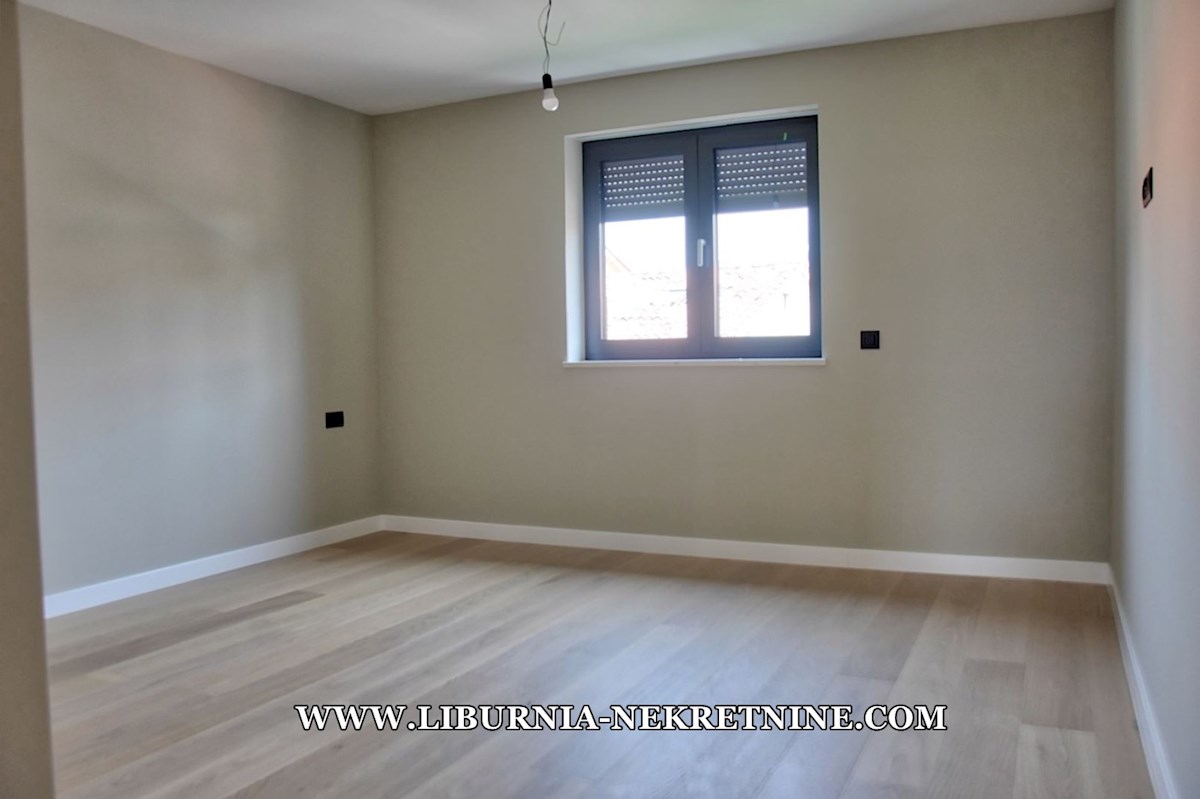 Istra, Poreč. Ekskluziven penthouse s strešno teraso, garažo, dvigalom, odprtim pogledom na morje, 500 metrov od morja.