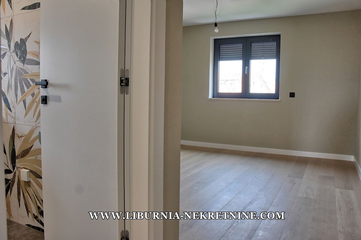 Istra, Poreč. Ekskluziven penthouse s strešno teraso, garažo, dvigalom, odprtim pogledom na morje, 500 metrov od morja.