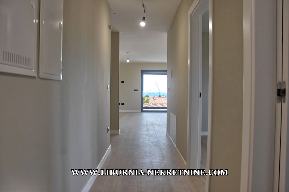 Istra, Poreč. Ekskluziven penthouse s strešno teraso, garažo, dvigalom, odprtim pogledom na morje, 500 metrov od morja.