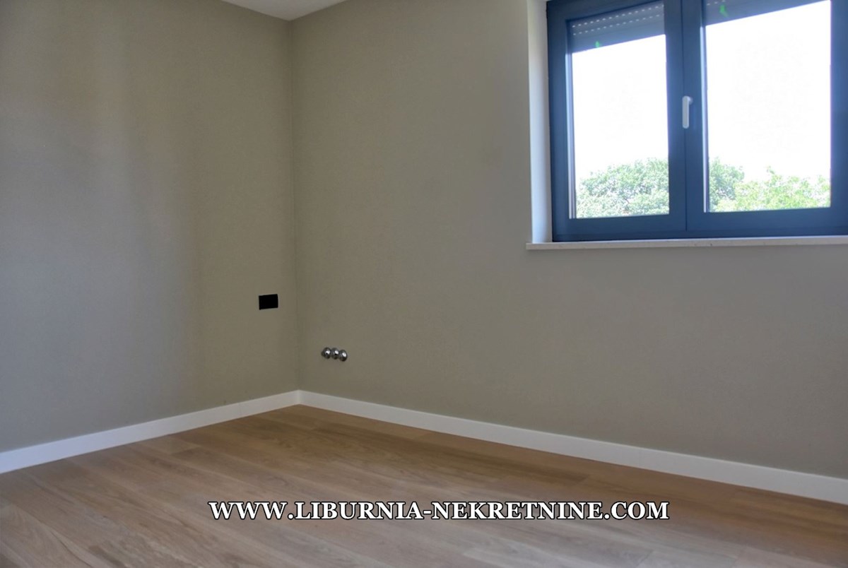 Istra, Poreč. Ekskluziven penthouse s strešno teraso, garažo, dvigalom, odprtim pogledom na morje, 500 metrov od morja.