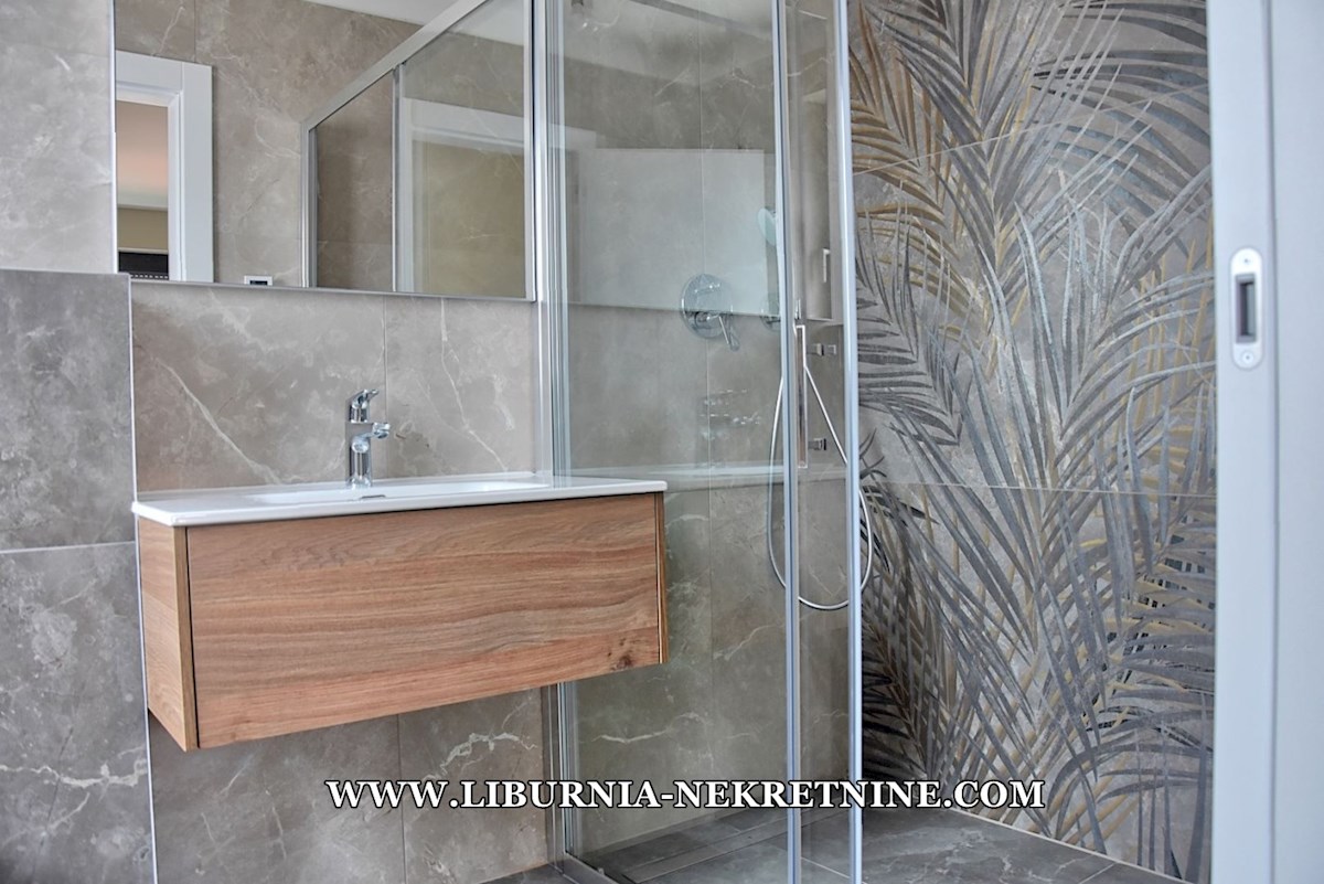 Istra, Poreč. Ekskluziven penthouse s strešno teraso, garažo, dvigalom, odprtim pogledom na morje, 500 metrov od morja.