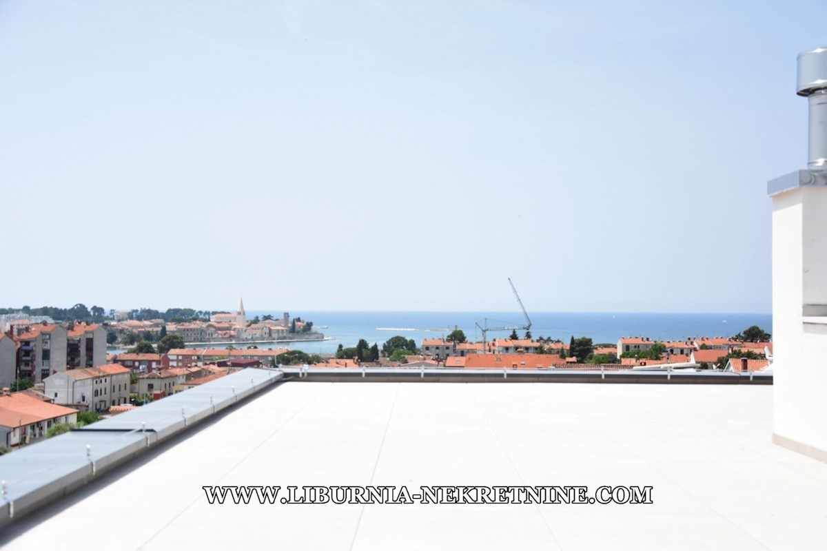 Istra, Poreč. Ekskluziven penthouse s strešno teraso, garažo, dvigalom, odprtim pogledom na morje, 500 metrov od morja.