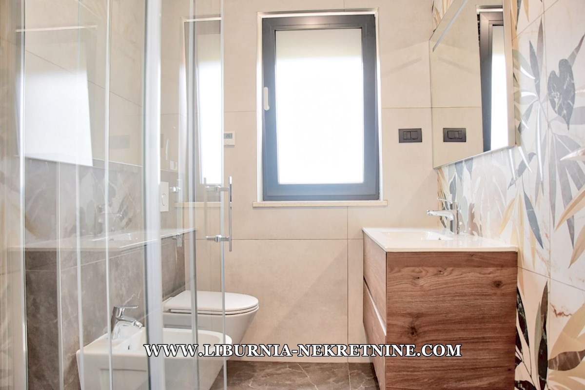 Istra, Poreč. Ekskluziven penthouse s strešno teraso, garažo, dvigalom, odprtim pogledom na morje, 500 metrov od morja.