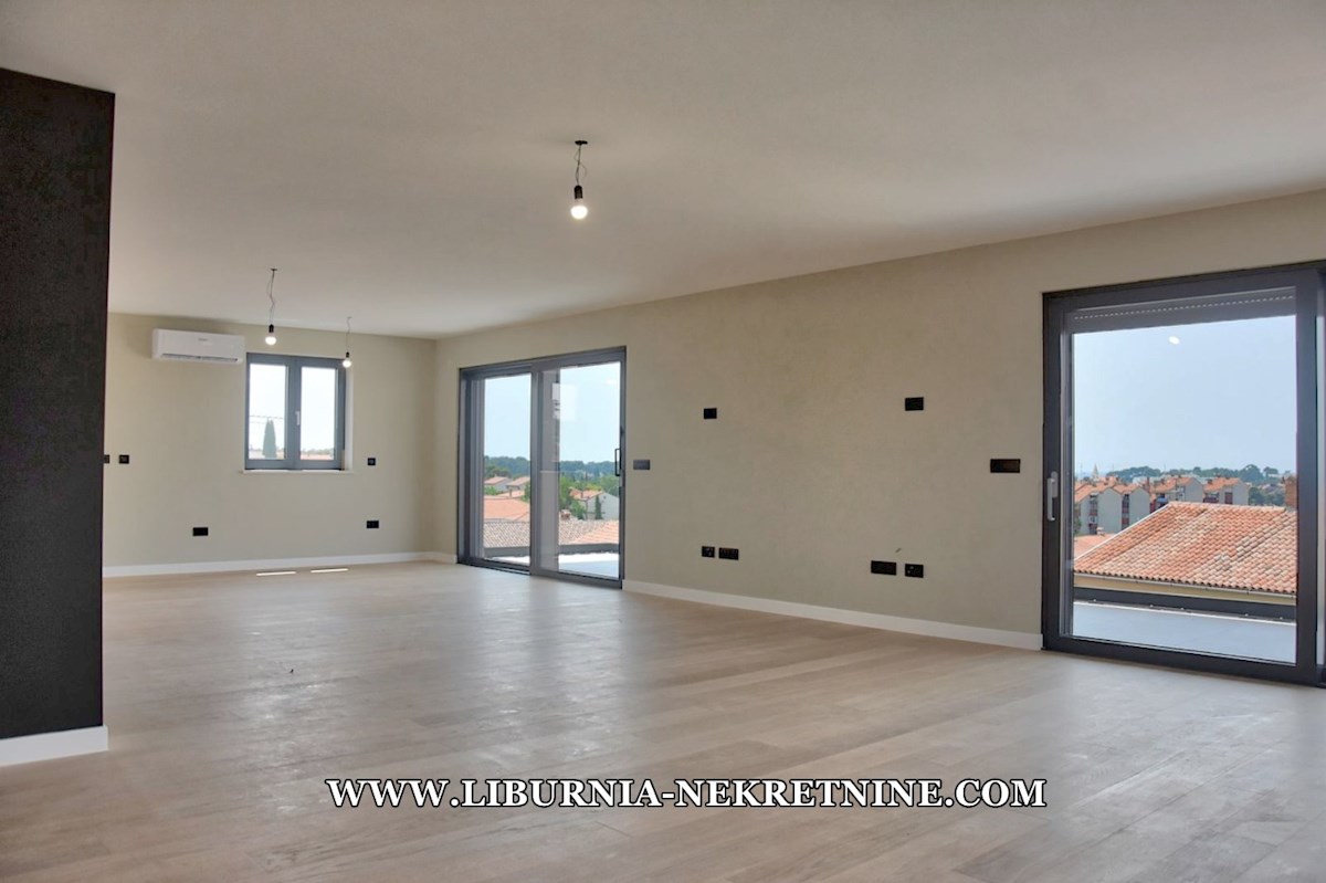 Istra, Poreč. Ekskluziven penthouse s strešno teraso, garažo, dvigalom, odprtim pogledom na morje, 500 metrov od morja.