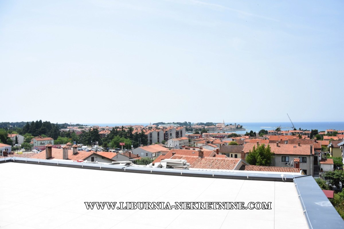 Istra, Poreč. Ekskluziven penthouse s strešno teraso, garažo, dvigalom, odprtim pogledom na morje, 500 metrov od morja.