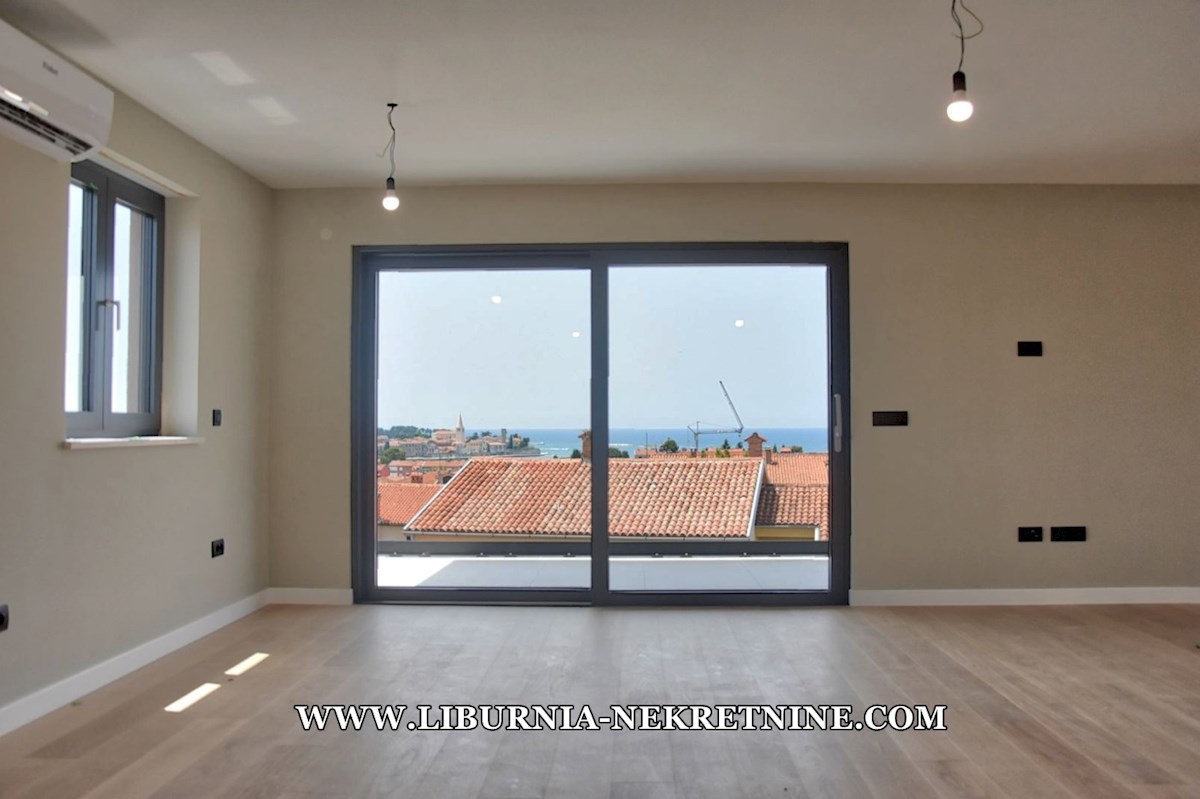 Istra, Poreč. Ekskluziven penthouse s strešno teraso, garažo, dvigalom, odprtim pogledom na morje, 500 metrov od morja.