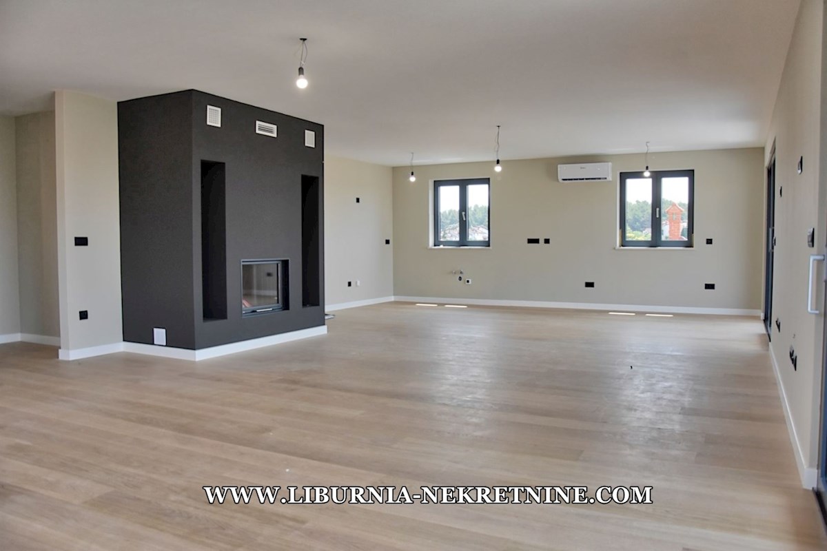 Istra, Poreč. Ekskluziven penthouse s strešno teraso, garažo, dvigalom, odprtim pogledom na morje, 500 metrov od morja.