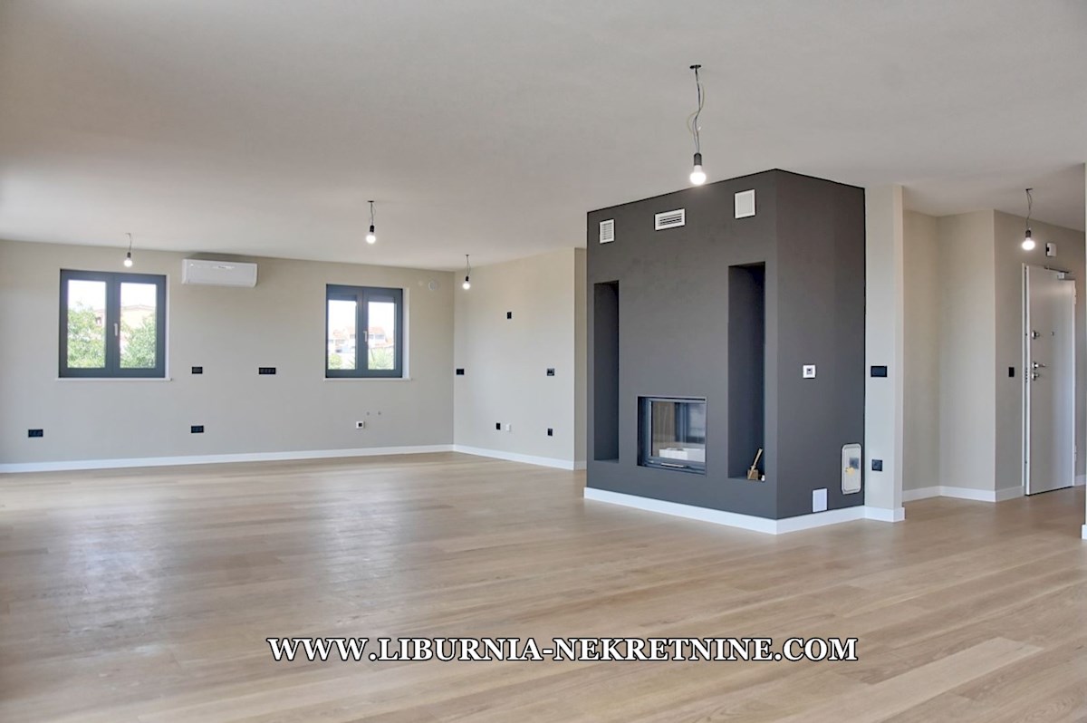 Istra, Poreč. Ekskluziven penthouse s strešno teraso, garažo, dvigalom, odprtim pogledom na morje, 500 metrov od morja.