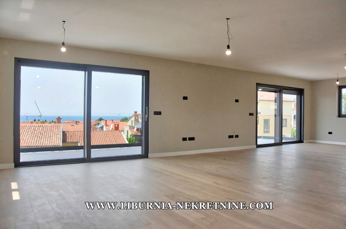 Istra, Poreč. Ekskluziven penthouse s strešno teraso, garažo, dvigalom, odprtim pogledom na morje, 500 metrov od morja.