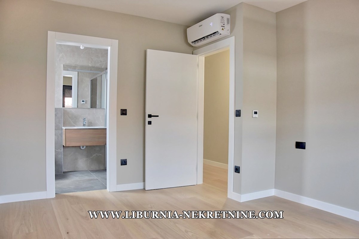Istra, Poreč. Ekskluziven penthouse s strešno teraso, garažo, dvigalom, odprtim pogledom na morje, 500 metrov od morja.