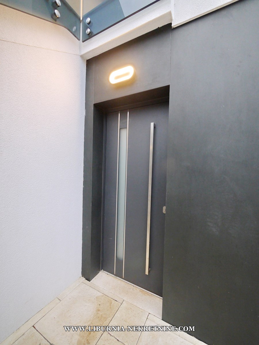 Mesto Krk, Apartma v prvem nadstropju s pogledom na morje