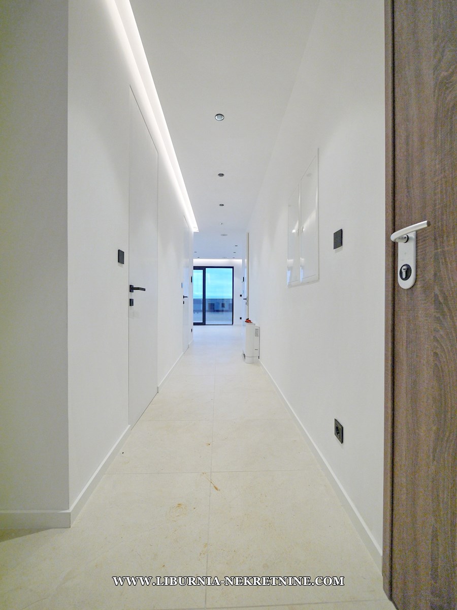 Mesto Krk, Apartma v prvem nadstropju s pogledom na morje