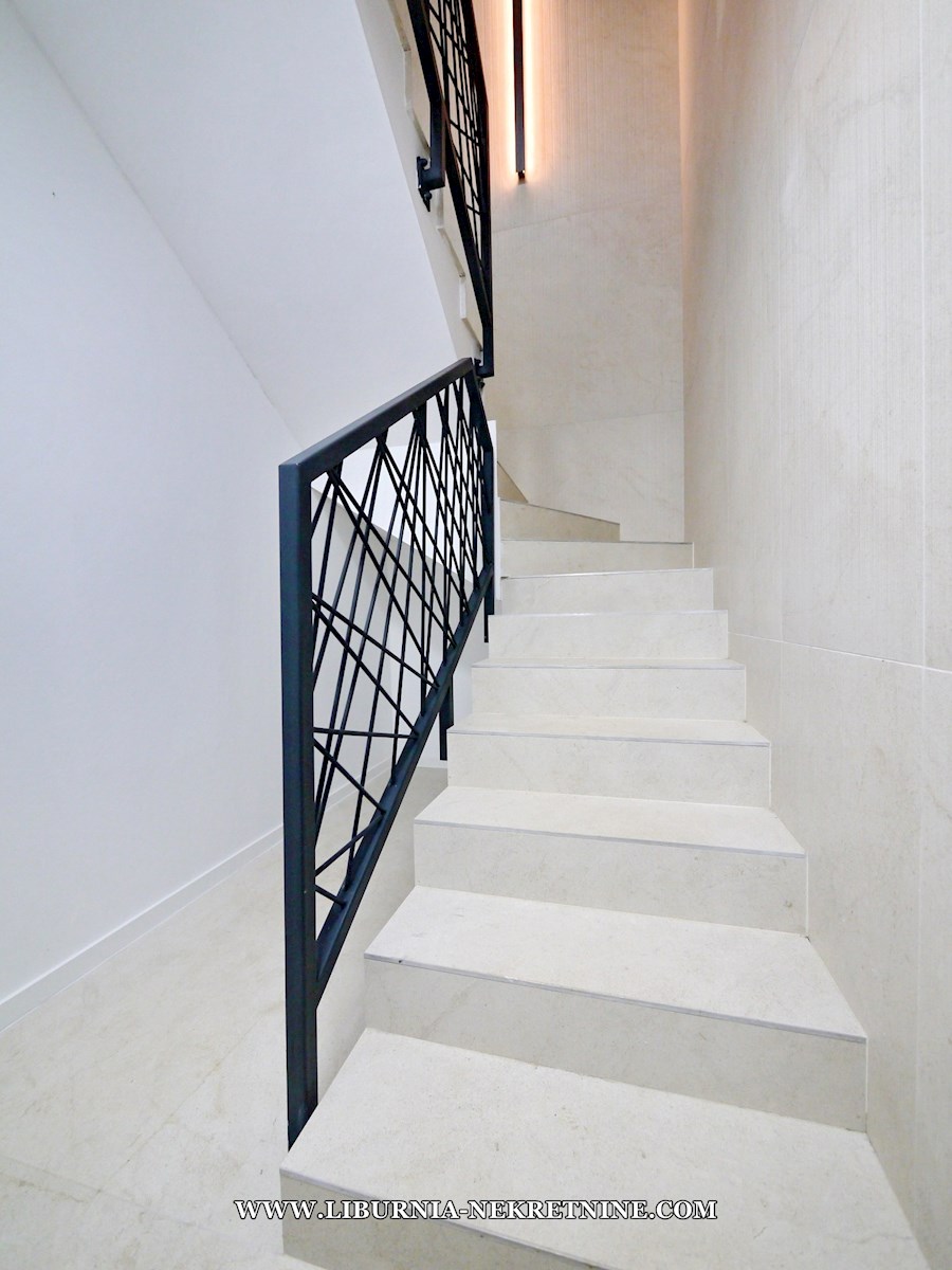 Mesto Krk, Apartma v prvem nadstropju s pogledom na morje