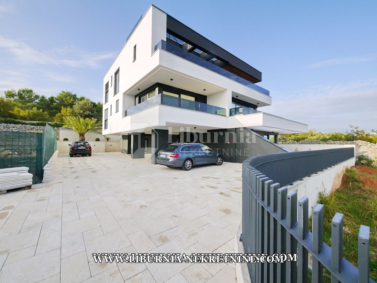 Mesto Krk, Apartma v prvem nadstropju s pogledom na morje