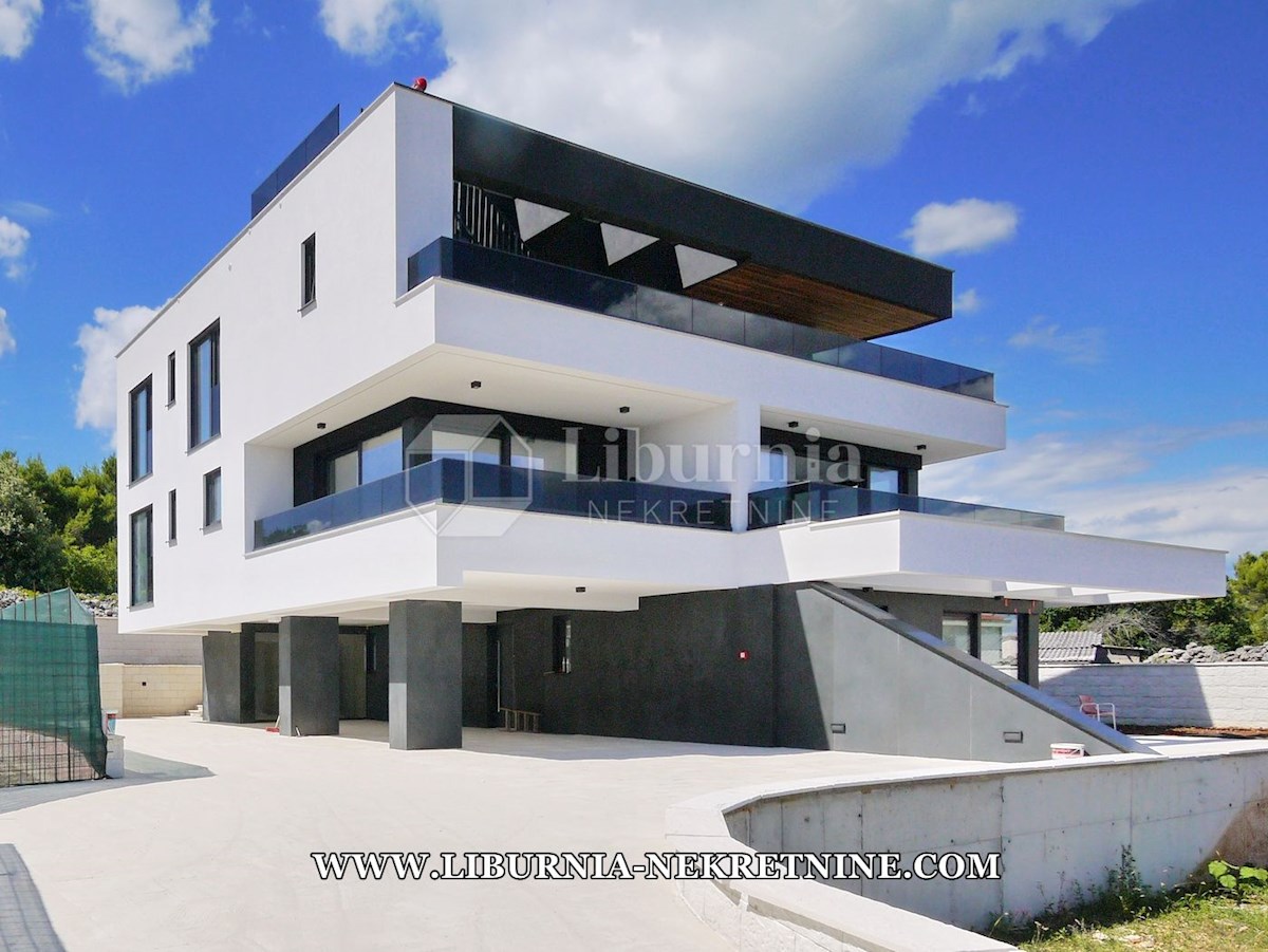 Mesto Krk, Apartma v prvem nadstropju s pogledom na morje