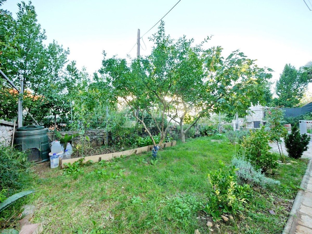 Malinska, hiša 80 metrov od morja