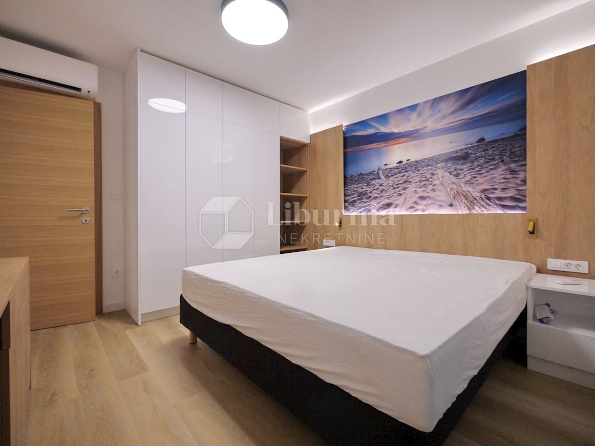 Otok Krk, Malinska. Apartma v prvem nadstropju - celotna etaža, 350 m od morja.