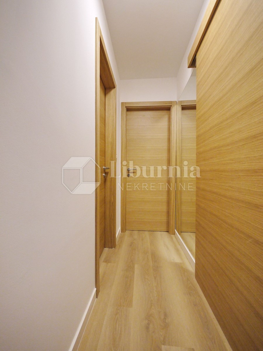 Otok Krk, Malinska. Apartma v prvem nadstropju - celotna etaža, 350 m od morja.