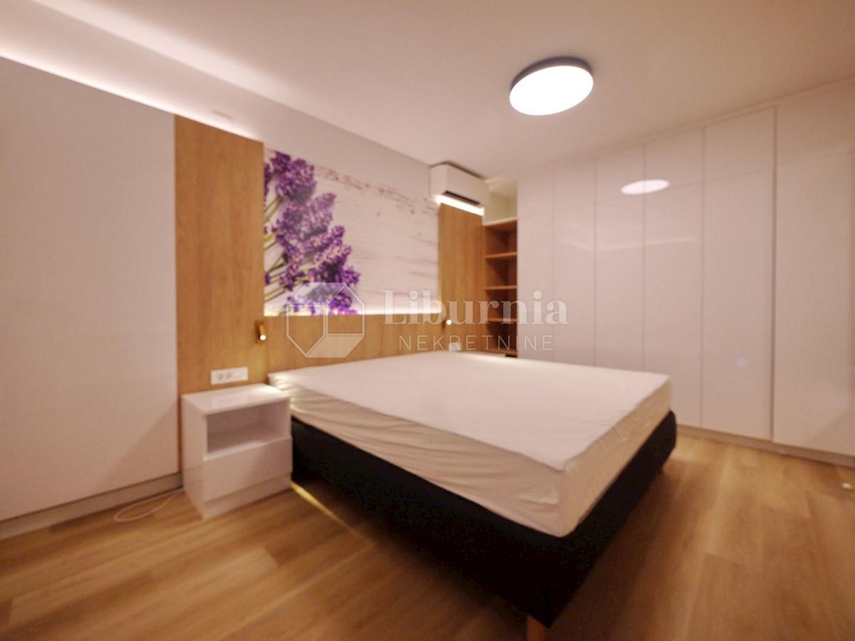 Otok Krk, Malinska. Apartma v prvem nadstropju - celotna etaža, 350 m od morja.