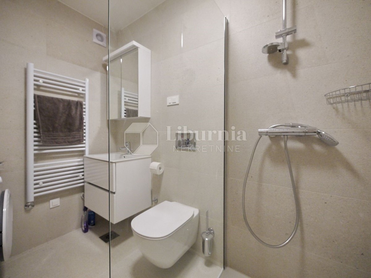 Otok Krk, Malinska. Apartma v prvem nadstropju - celotna etaža, 350 m od morja.