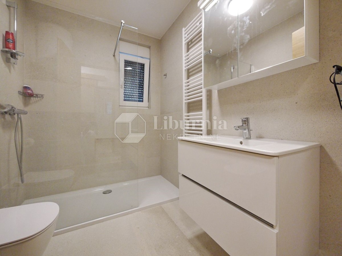 Otok Krk, Malinska. Apartma v prvem nadstropju - celotna etaža, 350 m od morja.