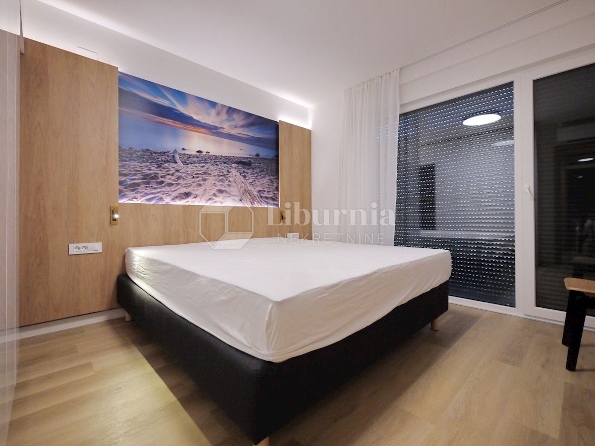 Otok Krk, Malinska. Apartma v prvem nadstropju - celotna etaža, 350 m od morja.