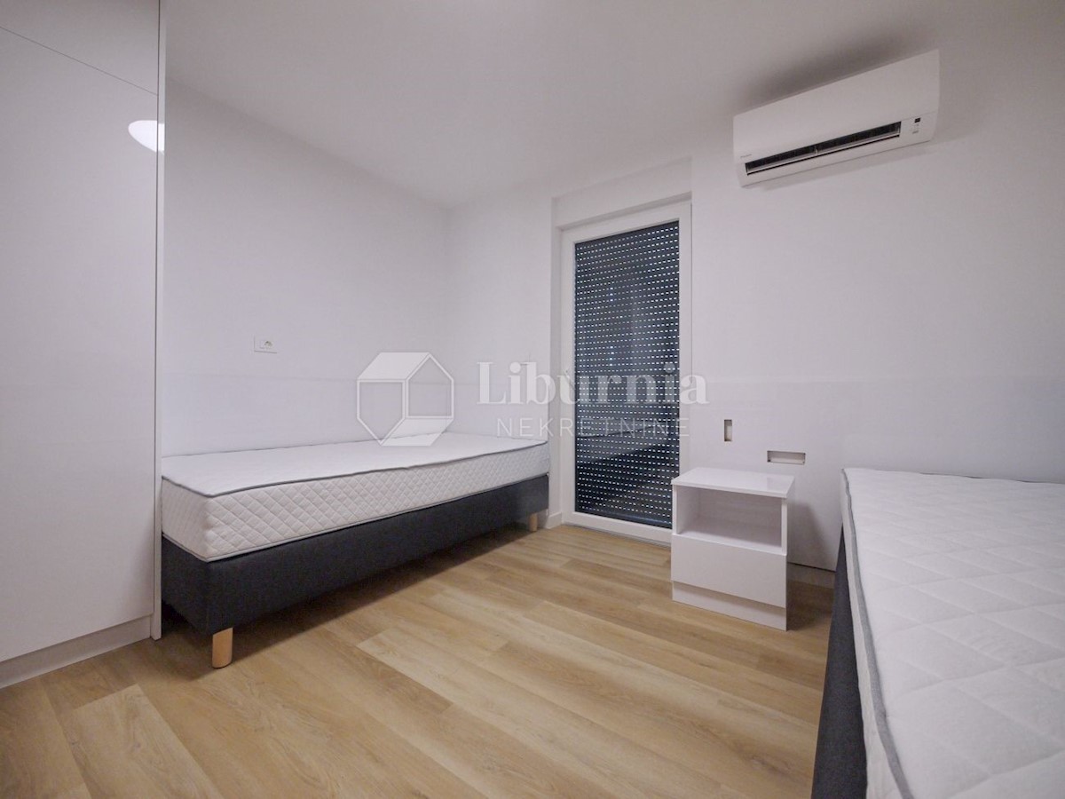 Otok Krk, Malinska. Apartma v prvem nadstropju - celotna etaža, 350 m od morja.