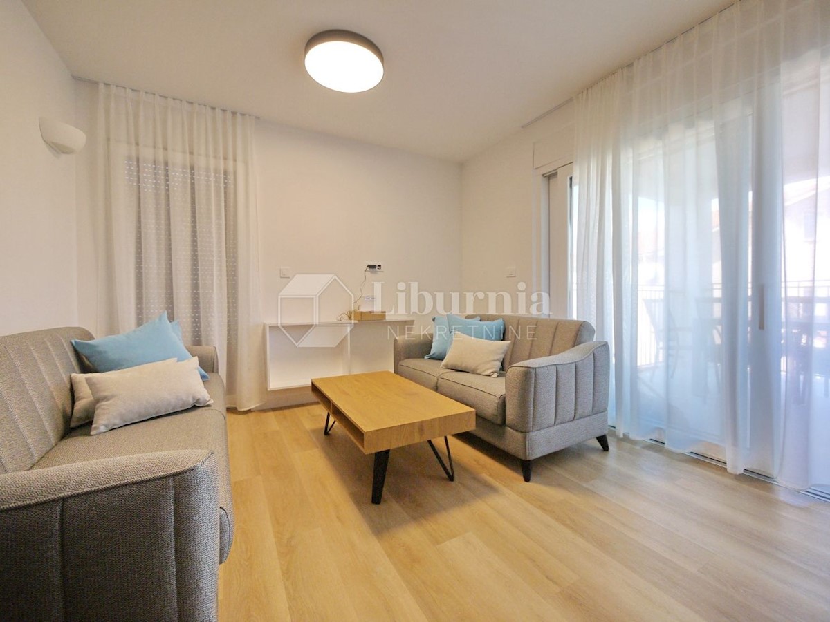 Otok Krk, Malinska. Apartma v prvem nadstropju - celotna etaža, 350 m od morja.