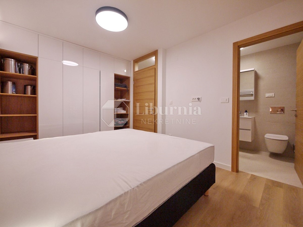 Otok Krk, Malinska. Apartma v prvem nadstropju - celotna etaža, 350 m od morja.