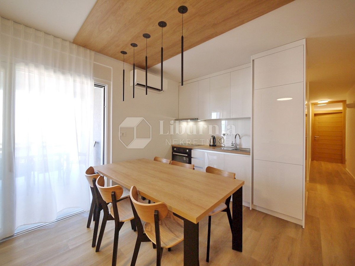 Otok Krk, Malinska. Apartma v prvem nadstropju - celotna etaža, 350 m od morja.