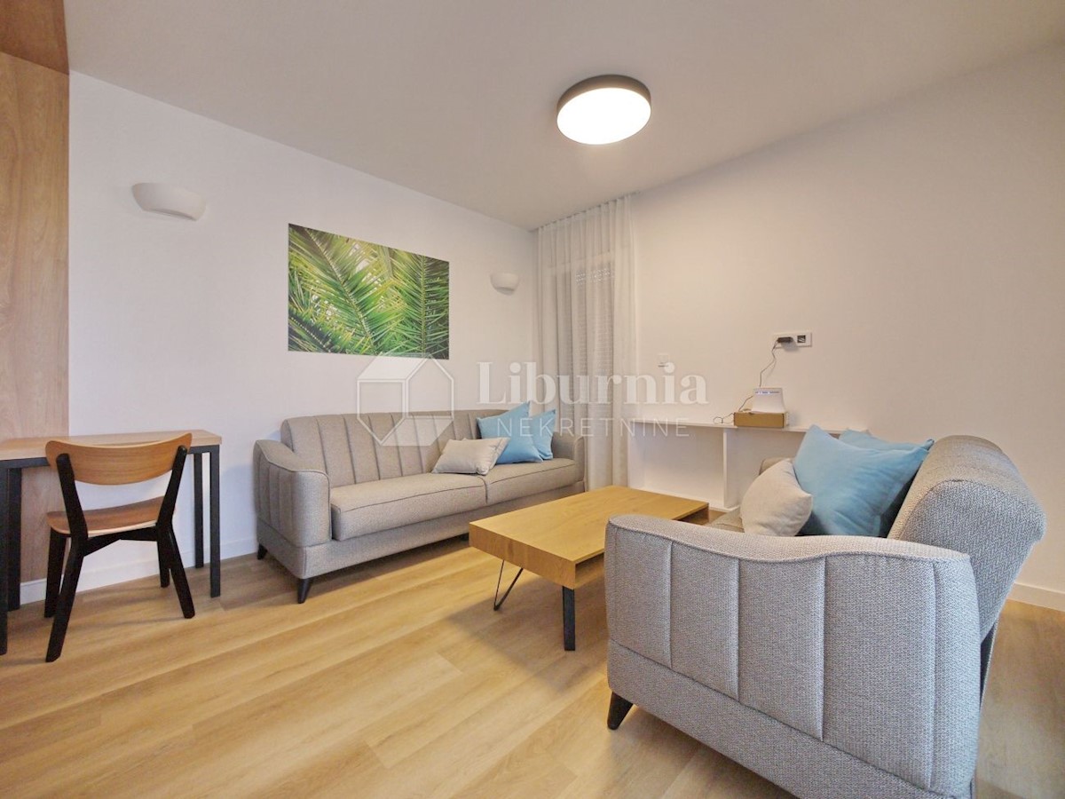 Otok Krk, Malinska. Apartma v prvem nadstropju - celotna etaža, 350 m od morja.