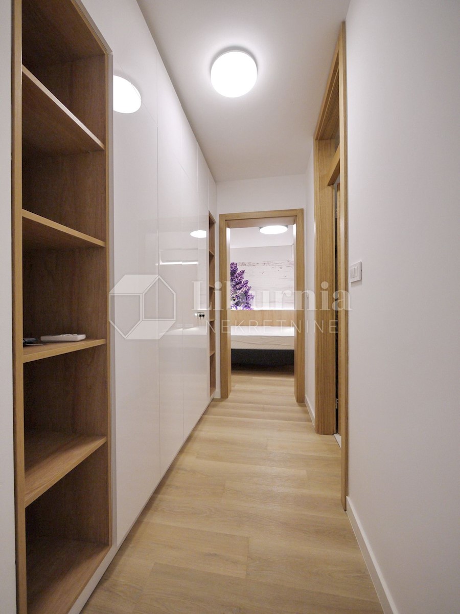 Otok Krk, Malinska. Apartma v prvem nadstropju - celotna etaža, 350 m od morja.