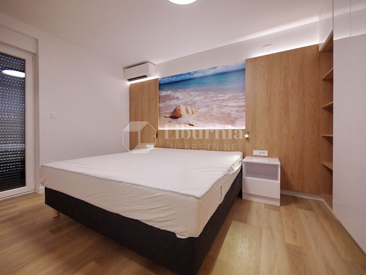 Otok Krk, Malinska. Apartma v prvem nadstropju - celotna etaža, 350 m od morja.