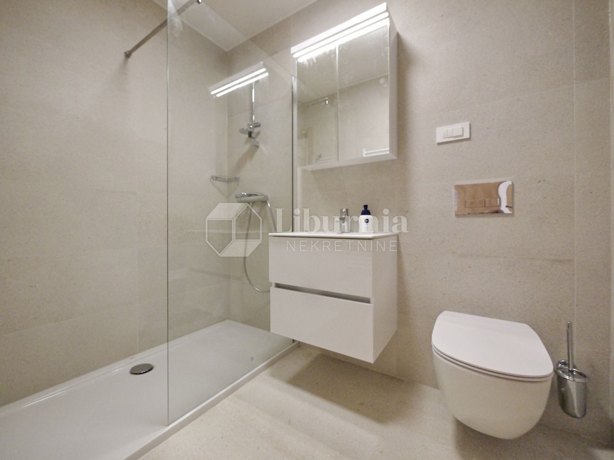 Otok Krk, Malinska. Apartma v prvem nadstropju - celotna etaža, 350 m od morja.