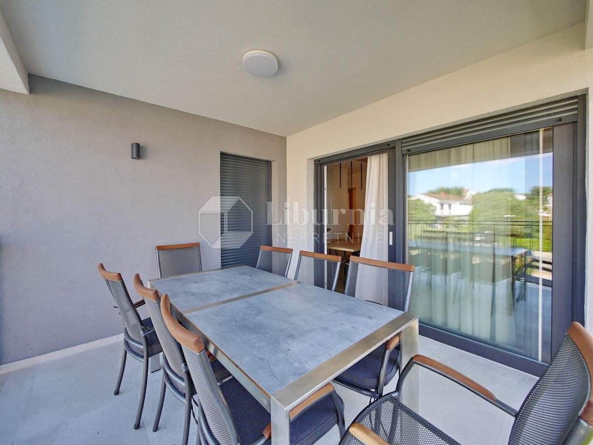 Otok Krk, Malinska. Apartma v prvem nadstropju - celotna etaža, 350 m od morja.