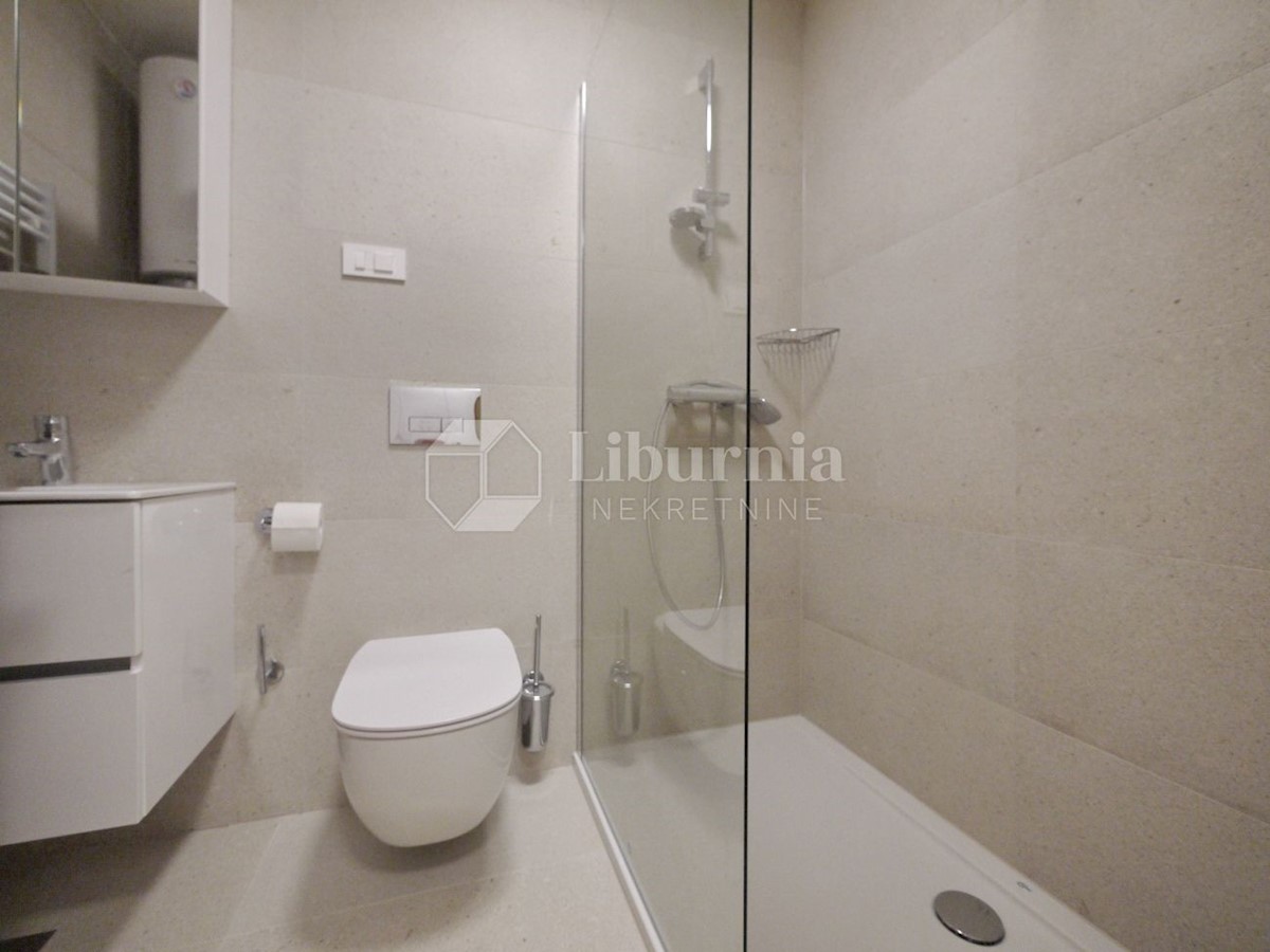 Otok Krk, Malinska. Apartma v prvem nadstropju - celotna etaža, 350 m od morja.