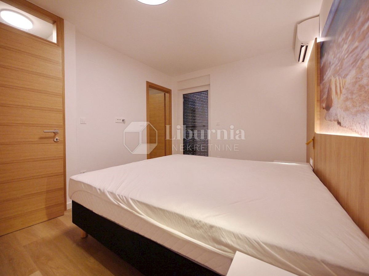 Otok Krk, Malinska. Apartma v prvem nadstropju - celotna etaža, 350 m od morja.
