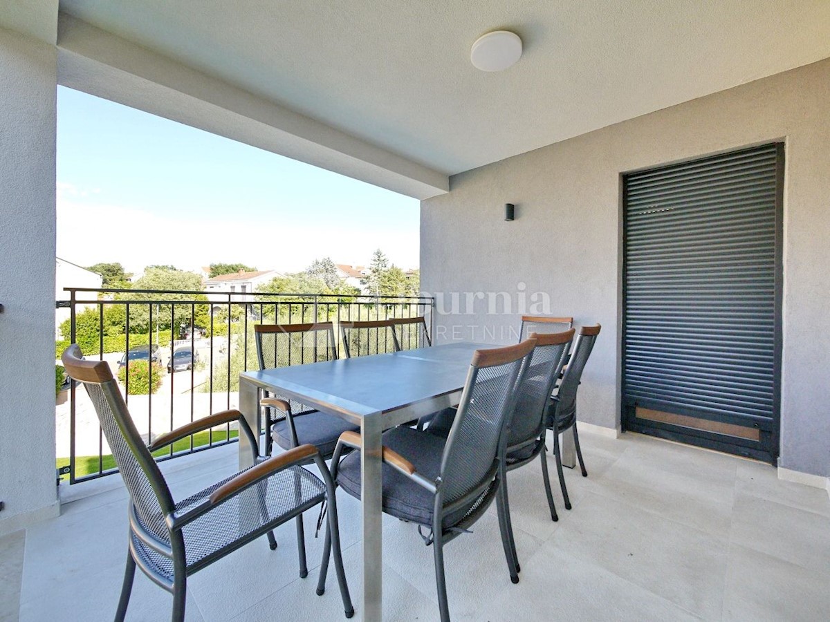 Otok Krk, Malinska. Apartma v prvem nadstropju - celotna etaža, 350 m od morja.