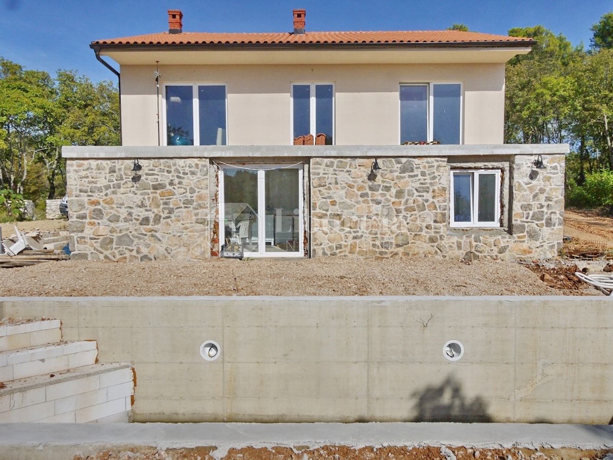 Otok Krk, Malinska. Nova samostojna hiša s tremi apartmaji, velikim vrtom in bazenom.