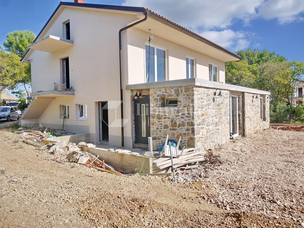 Otok Krk, Malinska. Nova samostojna hiša s tremi apartmaji, velikim vrtom in bazenom.