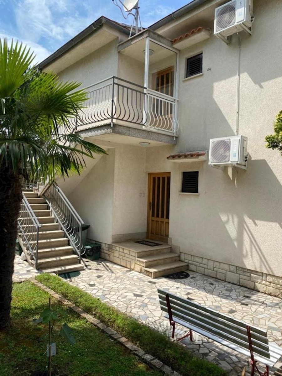 Otok Krk, Malinska. Samostojna hiša z bazenom, 500 metrov od morja.