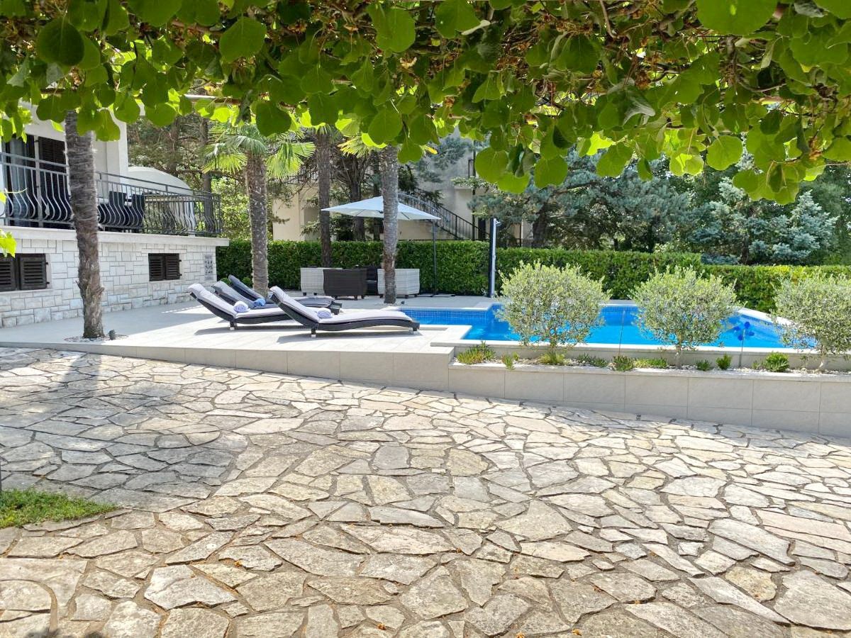 Otok Krk, Malinska. Samostojna hiša z bazenom, 500 metrov od morja.