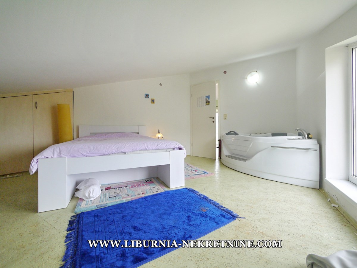 Otok Krk, Šilo. Samostojna hiša s šestimi apartmaji