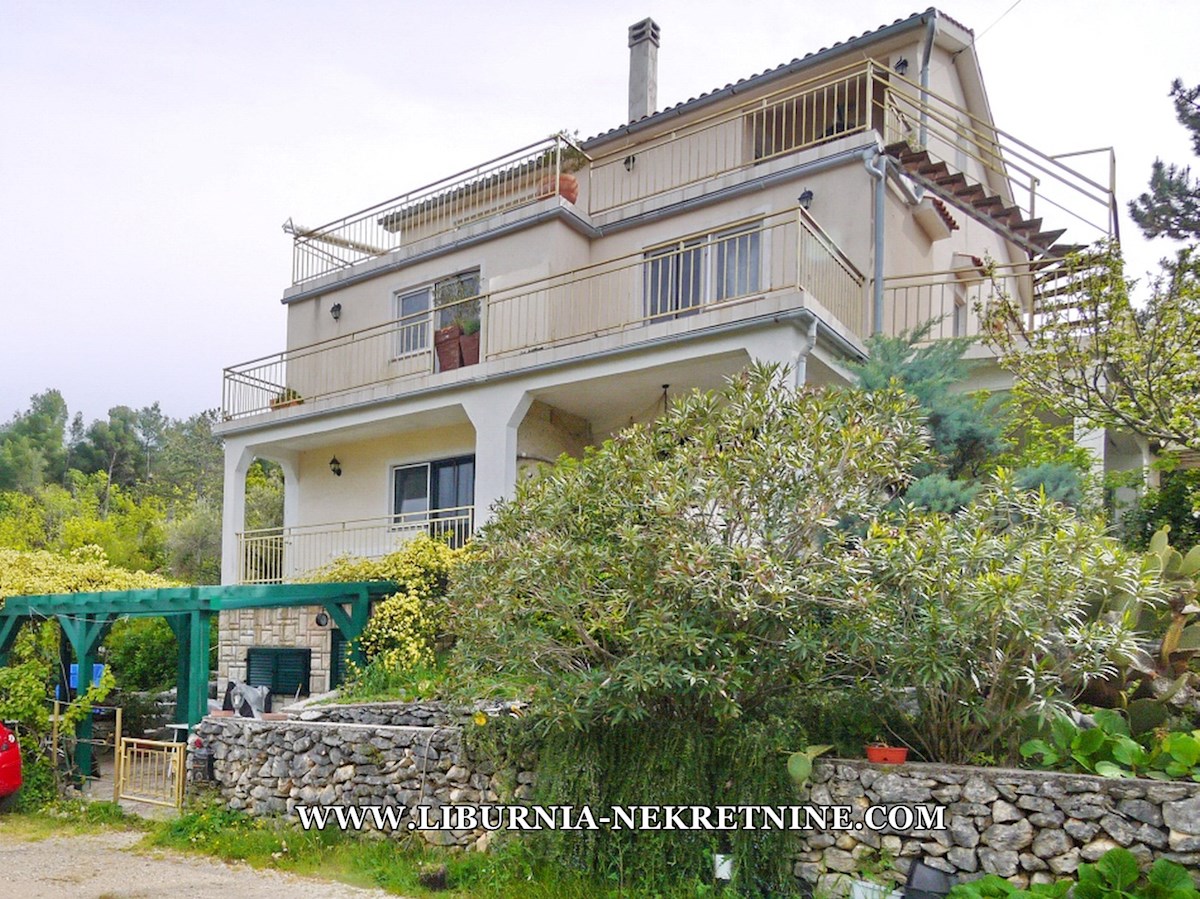 Otok Krk, Šilo. Samostojna hiša s šestimi apartmaji