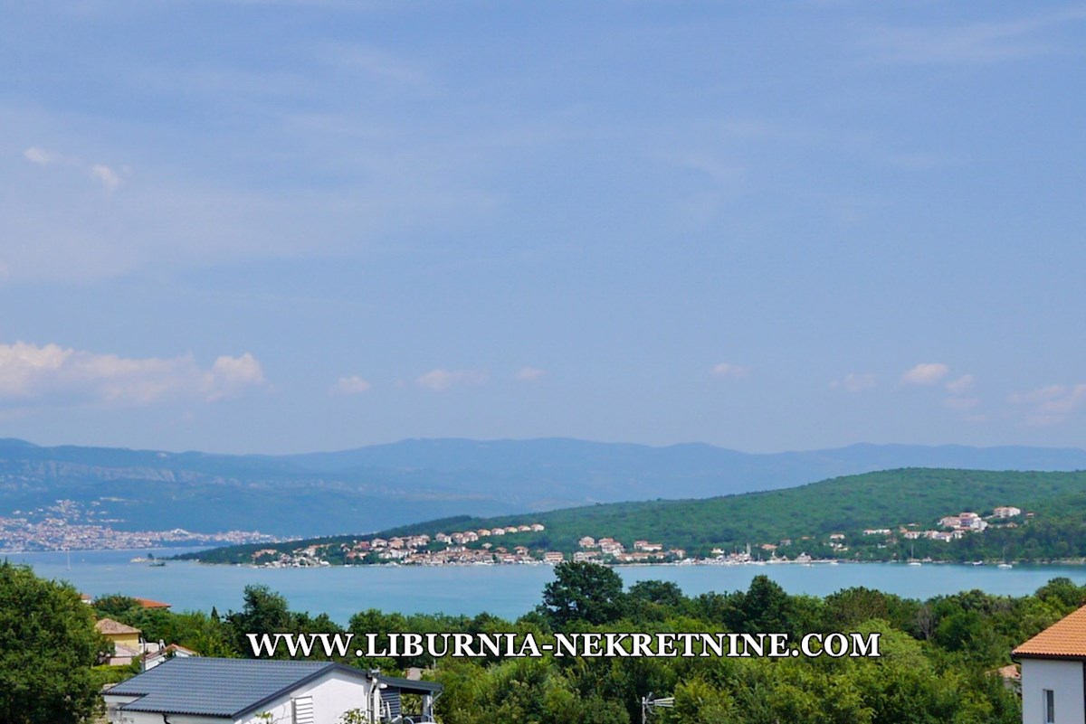 Otok Krk. Zaliv Soline. Stanovanje v novi stavbi, drugo nadstropje, 700 m od morja.